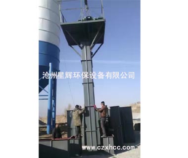 TD型斗式提升機(jī) TD型斗式提升機(jī)由運(yùn)行部分(料斗與牽引膠帶),帶有傳動(dòng)滾筒的上部區(qū)段,帶有拉緊滾筒的下部區(qū)段,中間機(jī)殼,驅(qū)動(dòng)裝置,逆止制動(dòng)裝置等組成